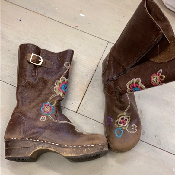 Hanna Andersson wooden clog boots with embroidery - Picture 2 of 10